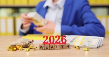 Finans kaynaklarıyla dolu rahat bir ofiste parlak fikirler akarken parmaklar parayı sayar. Hırs ve servet, fırsatlarla dolu umut dolu bir gelecek için hizalanır..