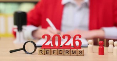 Canlı bir çalışma alanında, insanlar 2026 reformuna odaklı tartışmalara giriyorlar. Katılımcılar yazdıkça ve analiz ettikçe fikirler özgürce akıyor, konuşmalarını ve kararlarını yönlendirmek için aksesuarlar kullanılıyor.