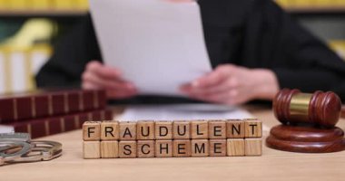 Yargıç sahte bir planla ilgili önemli belgeleri inceliyor, konsantrasyon bakışlarıyla kanıtları deşifre ediyor. Atmosfer gergin, sırlar ortaya çıktıkça beklenti dolu..