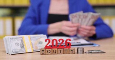 2026 yılı için özsermaye stratejileri notları masada görülürken, eller ustalıkla paraları sayıyor. Finansal planlama ve fırsat ortamı havayı dolduruyor..