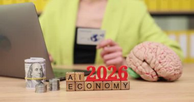 Parlak bir ayar yapay zeka ve bunun gelecekteki ekonomi üzerindeki etkisi hakkındaki yaratıcı fikirleri ortaya çıkarır. Etrafı bozuk para ve beyin modeliyle çevriliyken elinde bir kart tutan kişi merakı uyandırır..