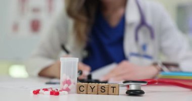 Profesyonel kadın bloklar ve dağınık kapsüller üzerinde kist ile birlikte yazı yazıyor. Teşhis tedavisi ve kötü huylu büyümeyle ilgili bilgiler