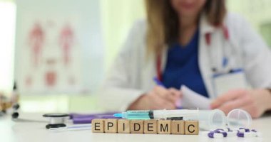 Tahta küplere göre şırınganın yanında salgın hastalık ve ofis masasında haplar var. Doktor sakince çalışırken ışık laboratuvara girer tehlike hissi yaratır.