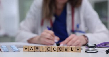 Kadın doktor masadaki tahta bloklara Varicocele yakınlarında reçete yazıyor. Tıbbi ortamdaki değişken teşhisi ve açıklaması