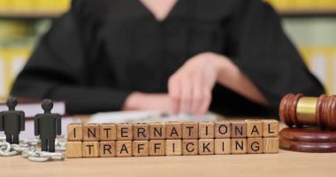 Bir hakim uluslararası kaçakçılığa karşı güçlü bir mesaj verdi. Tahta bloklar suç işlenirken, suç mahallini kelepçe ve tokmakla donatarak adaletin aciliyetini vurguladı..