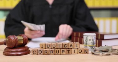 Yargı yolsuzluklarını açıklarken yargıç nakit sayıyor. Sakin ama gergin atmosfer, yargı sistemindeki sahtekarlığa karşı mücadeleyi gösteriyor. Adalet dengede duruyor..