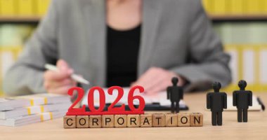 2026 'da, takım çalışmalarının ve stratejik kararların, büyüme araçlarıyla çevrelenmiş, başarının ön saflarında yer aldığı, kurumsal planlamanın ilham verici bir gösterisi..