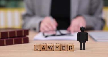 Küçük rakamlar, önemli iş avukatlarının belge hazırlarken ve davaları profesyonel bir ortamda incelerken yaptıklarını gösteriyor. Bu eşsiz tasvir, özverilerini ve uzmanlıklarını gözler önüne seriyor..