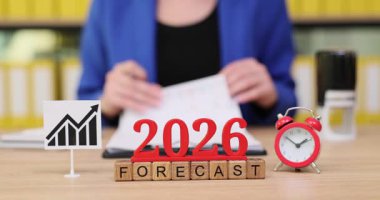 Parlak ve odaklanmış bir profesyonel çalışma 2026 yılında iş büyümesi için tahminler sunuyor. Saatler tik tak ve görüntüler ilham verir. İçe dönük planlama, enerjiyle dolu iç içe geçen bir çalışma alanında gerçekleşiyor..