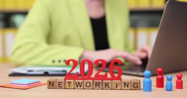 Parlak sarı ceketli bir kişi modern bir çalışma alanında dinamik ağ faaliyetlerine girişir. Renkli figürler ve araçlar yenilik ve işbirliği için zemin hazırladı.