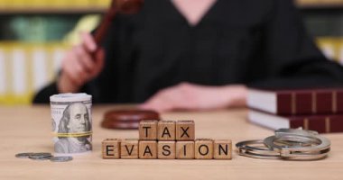 Yargıç tokmak greviyle vergi kaçırmanın ciddiyetini vurguladı. Para ve dolar yığını, bu zorlu hukuki zamandaki mali riskleri sembolize ediyor..