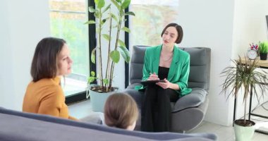 Danışman aile değerlendirmesi, terapistin aile ilişkilerini kapsamlı bir şekilde değerlendirdiği profesyonel ortam.