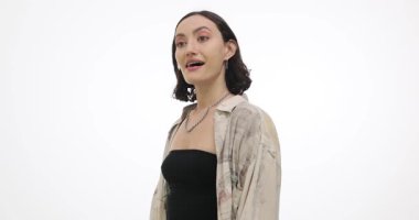 Neşeli genç bir kadın parlak bir stüdyoda düşüncelerini paylaşıyor. Seyirciye bağlanmak ve bağlanmak için jestler ve yüz ifadeleri kullanır. Yaratıcılık onun performansıyla parlıyor..