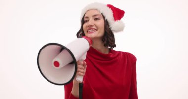 Kırmızı elbiseli ve Noel Baba şapkalı bir kadın coşkuyla şarkı söyleyerek ve megafon kullanarak neşe saçıyor. Noel aşkını paylaşırken Noel ruhu ışıl ışıl parlıyor.