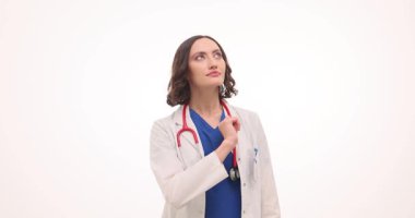 Beyaz önlüklü bir tıp uzmanı, coşku ve berraklıkla işaret ederek değerli sağlık tavsiyeleri veriyor. Bu bağlanma oturumu daha sağlıklı bir yaşam tarzı için sağlık uygulamalarını teşvik etmektedir..