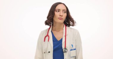 Bir doktor, hastalarla ilgili çalışmalarını ve sağlık kararlarını düşünürken farklı duygular ve düşünceli ifadeler sergileyen parlak, tarafsız bir odada derin bir şekilde yansıtır..