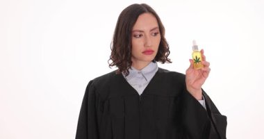 Bir hakim, güven ve kararlılığını göstererek adalet araçlarını ortaya koyuyor. Bu sahne, otorite ve yaratıcılığın karışımıyla büyülenir..