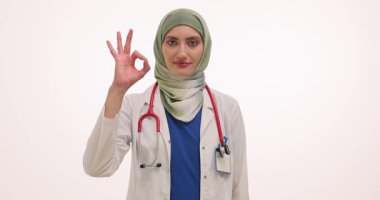 Müslüman kadın doktor sakince gülümseyerek 