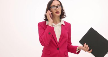 Kırmızı elbiseli kadın elinde panoyla akıllı telefondan konuşuyor. Bayan müşteriyle şartları görüşür ve görüşme saati onaylanır.