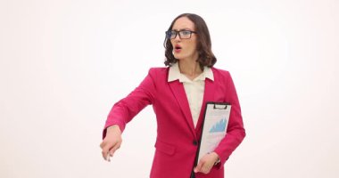 Kırmızı elbiseli kadın sert bir hareketle aşağıya bakıyor. Kadın stüdyoda protesto kararı veriyor ve çıkış yönünü gösteriyor. Ağır çekimde hareket talep ediliyor.