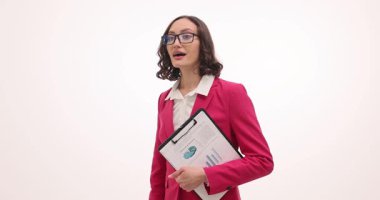 Dost canlısı iş kadını beyaz arka plandaki meslektaşına merhaba diyor. Esmer kadın ofis çalışanı stüdyoda ortakları selamlıyor.