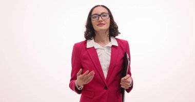 Blazer giyen mutlu iş kadını beyaz arka planda minnettar bir ifadeyle eğiliyor. Kağıtlı ve gözlüklü bayan girişimci jest için teşekkürler.