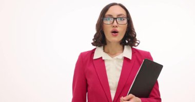 Şaşkın kadın ofis çalışanı vay canına diyor ve beyaz arka planda alkışlıyor. Panosu olan mutlu iş kadını yavaş çekimde takdir gösteriyor.