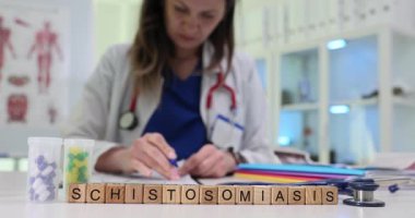 Tahta bloklar örnek kutuları ve hapların yanında kelime olarak 