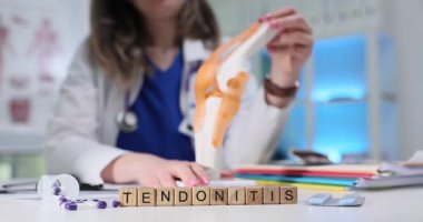 Haplara yakın yerlerde tendinit ve hastanede eklem mankeni olan bir doktor var. Dokulardaki iltihap ön koldaki kasları eldeki kemiklere bağlıyor.