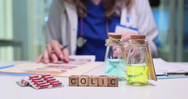 Çalışan aile doktoruna karşı ahşap bloklar ve ilaçlar. Kas kasılmalarından kaynaklanan keskin karın ağrısı. Bebek sağlık hizmetleri