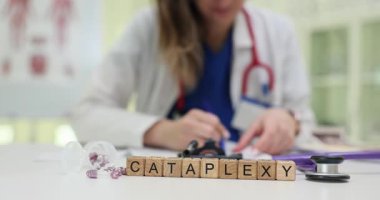 Doktor Cataplexy hastası için detaylı tedavi planı yazıyor. Doktor randevuda kas güçsüzlüğü nöbetlerini yönetmek için adımları özetliyor