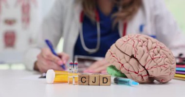 Masa formundaki tahta küplerin kısaltması CJD. Doktor bilişsel gerilemeyi yönetmeye odaklı destekleyici terapi önerileri yazıyor.