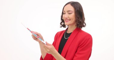 Kırmızı ceketli gülümseyen kadın satılık ve yüzde yüzlü parlak bir pano tutuyor. Pazarlamacı müşteri ilgisini çekmek için sezonluk tanıtım mesajı sunar