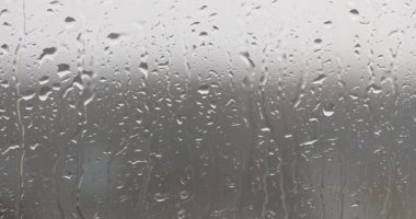 Fırtınalı bir günde şeffaf cam kırıkları akar. Şiddetli yağmurda su damlalarıyla kaplı ıslak bir panel. Sonbahar havası