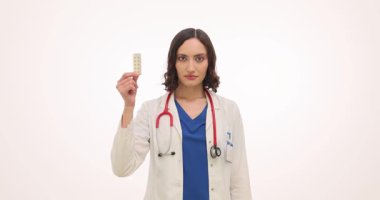 Kadın doktor elinde haplar, diğer elinde prezervatifler tutuyordu. Jinekoloji uzmanı, korunmayı gençlere açıklayan doğum kontrol seçenekleri gösteriyor