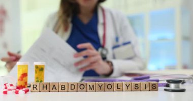 Tahta küpler, masadaki dağınık hapların yanında 