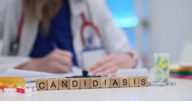 Tahta bloklar ilaç kapsülleri ve örnek kapsüllerin yanında 