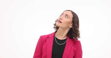 Pembe ceketli kadın işaret parmaklarıyla yukarı bakıyor. Esmer kadın yukarıdaki önemli objeye dikkat çekiyor yavaş çekime