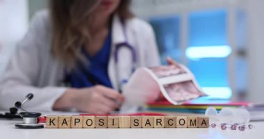 Kaposi Sarkoması 'nı tahta bloklara yaz. Hastanedeki hasta görüntülerini tutan doktorla karşılaştır. Kanser, ağızdaki lenf düğümlerinde deri üzerinde kitleler oluşturur.