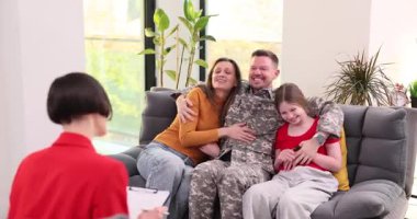 Mutlu asker aile kucaklaşması psikolog randevusunda sevgisini paylaşır. Asker, klinikte eşi ve kızının desteğiyle savaş travmalarını atlattı.