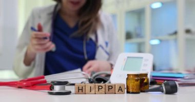 Tahta bloklar, kan basıncı monitörü ve kahverengi şişenin yanında 