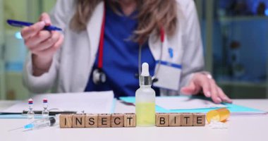 Tahta bloklar masa başında böcek ısırığı şişesinin yanında böcek kelimeleri yazıyor. Doktor teste tabi tutuyor. Deri tepkimesi düşüyor. Randevuda acil tedavi planına dikkat çekiliyor.