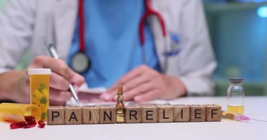 Doktor belirtileri inceler ve ilk teşhisi yazar. Masa başı cümlesine yerleştirilmiş tahta küpler danışmanın amacını sembolize ediyor