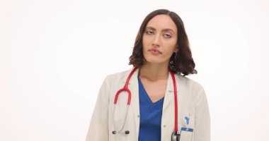 Beyaz önlüklü kadın doktor vardiya sırasında kol saatine bakar. Tıbbi profesyonel kontroller. Bir sonraki hasta ziyareti planlanıyor.