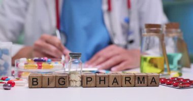 Big Pharma 'ya ahşap küplerle mesaj at. Doktor masasındaki çeşitli ilaçlarla karşılaştır. Kadın doktor randevuda hastaya ilaç reçetesi yazar