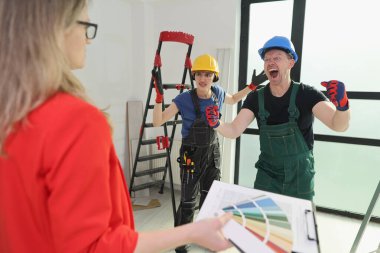 Renklendirme çalışmaları devam eden parlak ışıklı bir odada, iki işçi, renk örnekleri ve aletleri ellerinde tutarken hayal kırıklığı ve heyecan sergileyen bir müşteriyle canlı bir şekilde planlarını tartışıyor..