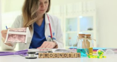 Hastanedeki ilaç ve steteskopla tahta bloklar hakkında söylentiler var. Kadın doktor ultrason taramaları tutuyor. Klinikteki hasta kayıtlarını okuyorlar.