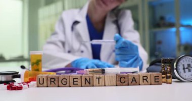 Tahta küpler tıbbi masada 