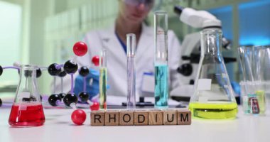 Tahta küpler laboratuvar masasında 