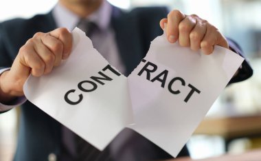 Bir iş adamı, elinde bir kontratı yırtarak, gösterişli bir ofis ortamında duygu ve anlaşmazlık göstererek ciddi bir anı bozar. Gerilim aşikar..